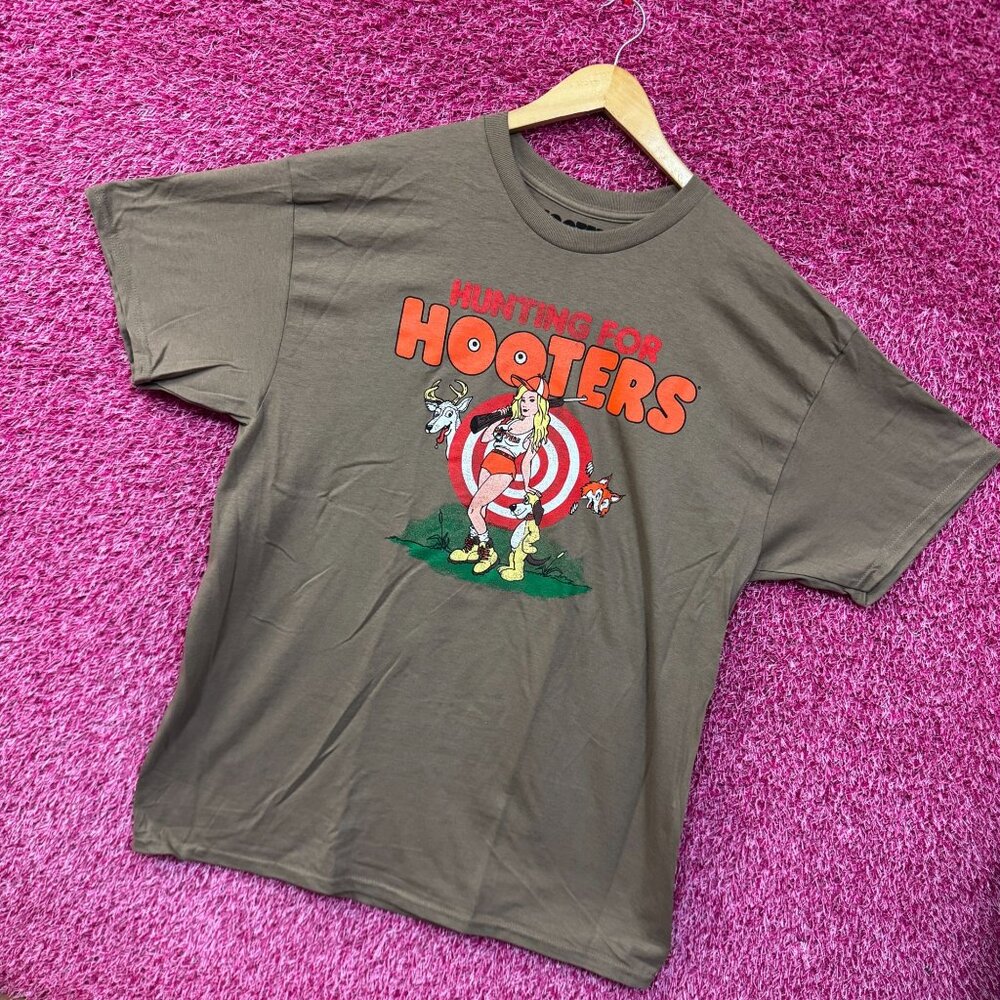 Hooters Brown Tee with Red and Green Design - Picture 4 of 4